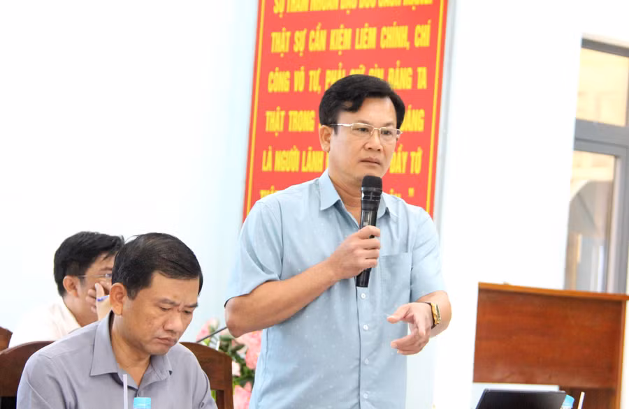 Giám đốc Sở Nông nghiệp và Môi trường Cao Thanh Thương trao đổi, đề xuất các giải pháp tháo gỡ khó khăn trong đền bù, giải phóng mặt bằng dự án Khu đất phía Tây Trường Cao đẳng Bình Định. Ảnh: Trọng Lợi
