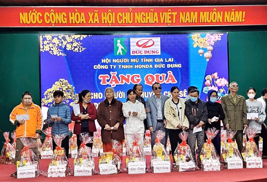 hoi-nguoi-mu-tinh-tang-qua-cho-cac-gia-dinh.jpg