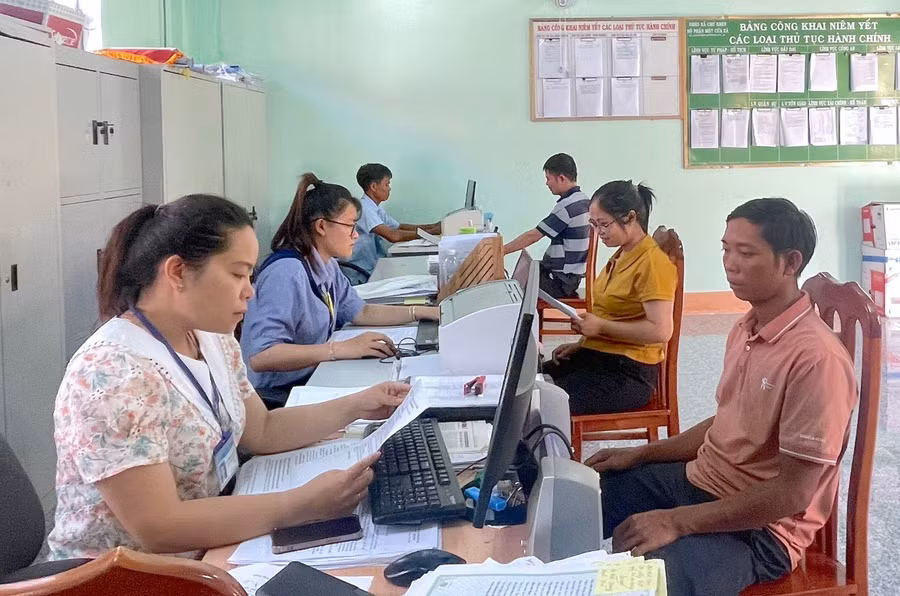 nguoi-dan-den-giai-quyet-tthc-tai-bo-phan-mot-cua-cua-xa-chu-krey-huyen-kong-chro-anh-moc-tra-3128.jpg