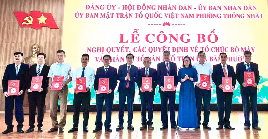 lanh-dao-ubnd-phuong-trao-quyet-dinh-cho-cac-cac-dong-chi-to-truong-to-dan-pho-moi.jpg