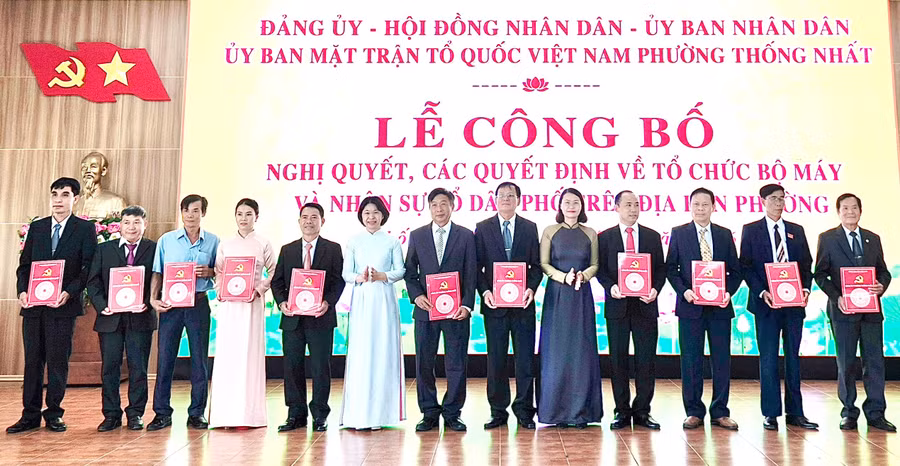 lanh-dao-dang-uy-phuong-trao-quyet-dinh-cho-cac-dong-chi-bi-thu-chi-bo-to-dan-pho-moi.jpg