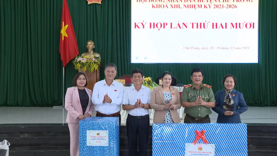 thieu-tuong-rah-lan-lam-giam-doc-cong-an-tinh-tang-loa-di-dong-va-ti-vi-cho-luc-luong-bao-ve-an-ninh-co-so-xa-ia-mor-va-ia-puch.jpg