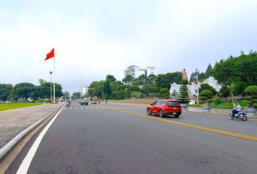 tam-dung-luu-thong-duong-tran-hung-dao-truoc-quang-truong-dai-doan-ket-trong-2-gio-vao-sang-28-8.jpg