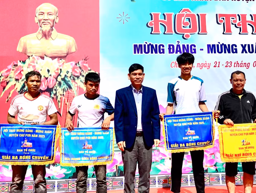 dong-chi-siu-y-be-pho-chu-tich-ubnd-huyen-truong-ban-to-chuc-hoi-thao-trao-giai-cho-cac-vdv-co-thanh-tich-cao.jpg
