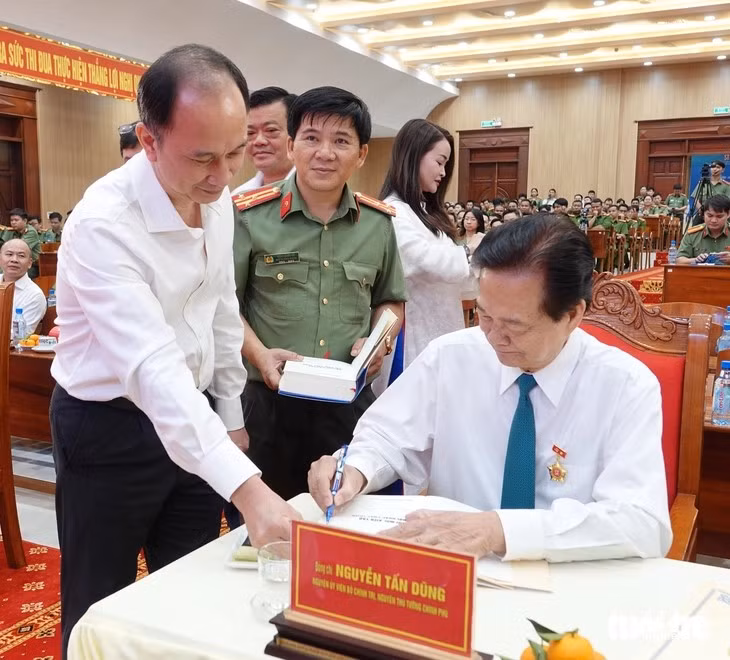 nguyen-thu-tuong-nguyen-tan-dung-ra-mat-sach-22doi-moi-kien-tao-hoi-nhap-phat-trien22.jpg