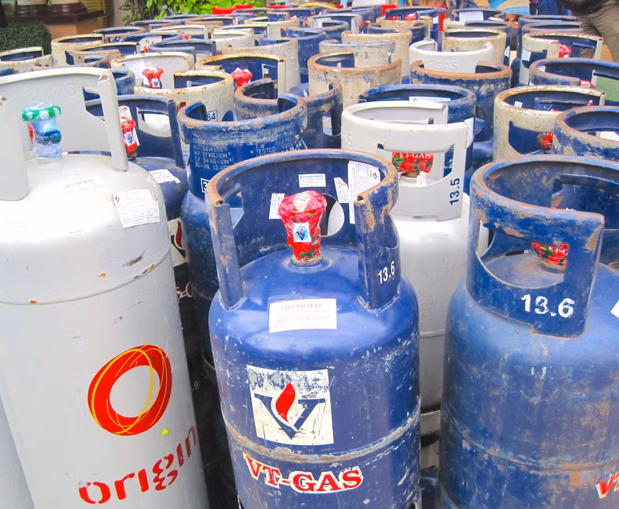 Giá gas bình 12 kg hiện dao động khoảng 409.000-527.500 đồng. Ảnh: Nhã Uyên