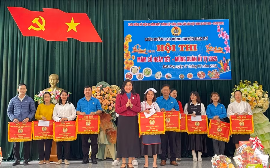 ban-to-chuc-trao-giai-nhat-cho-lien-quan-cong-doan-thi-tran-dak-po.jpg