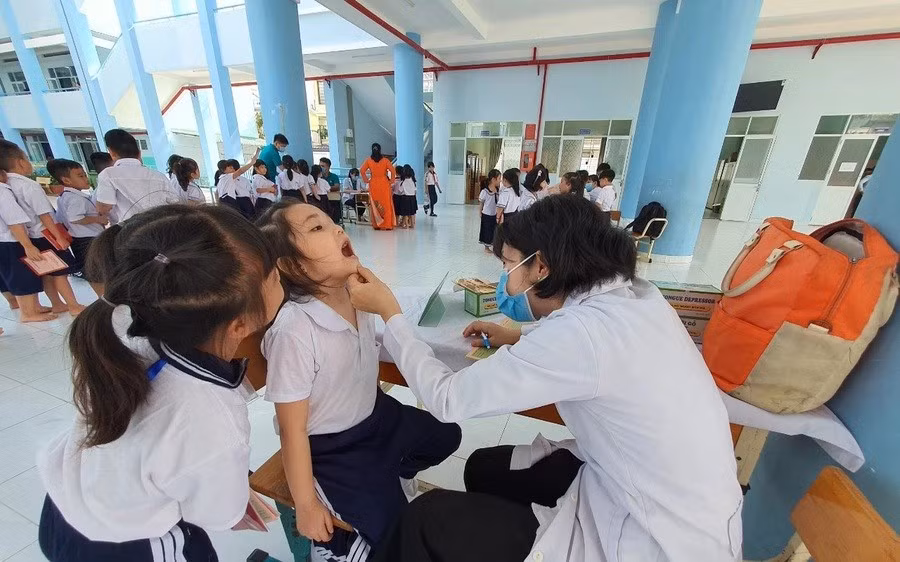 kham-suc-khoe-dau-nam-cho-hoc-sinh-con-duoc-kham-nhung-gi-du-lieu-suc-khoe-luu-o-dau.jpg