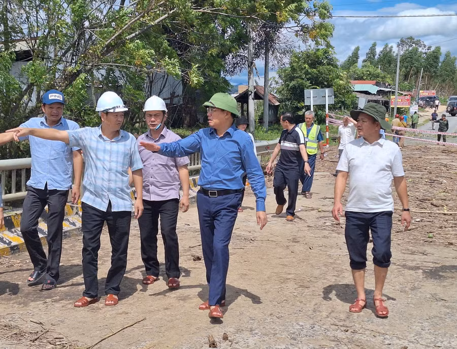 chu-tich-ubnd-tinh-cung-doan-cong-tac-den-kiem-tra-cong-tac-khac-phuc-bao-lu-tai-xa-po-to.jpg