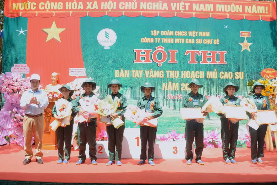 ban-to-chuc-trao-thuong-cho-cac-ca-nhan-dat-thanh-tich-cao-tai-hoi-thi-3437.jpg
