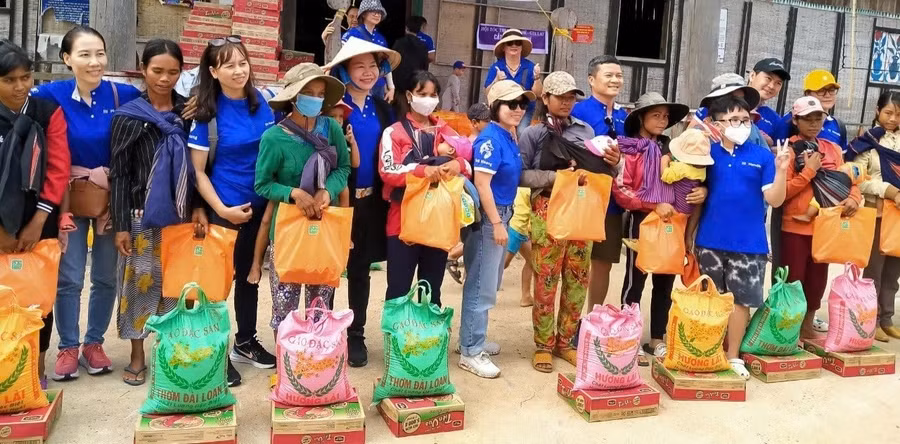 doan-cong-tac-tang-qua-cho-cac-ho-ngheo-dong-bao-dtts-xa-dak-to-pang-111.jpg