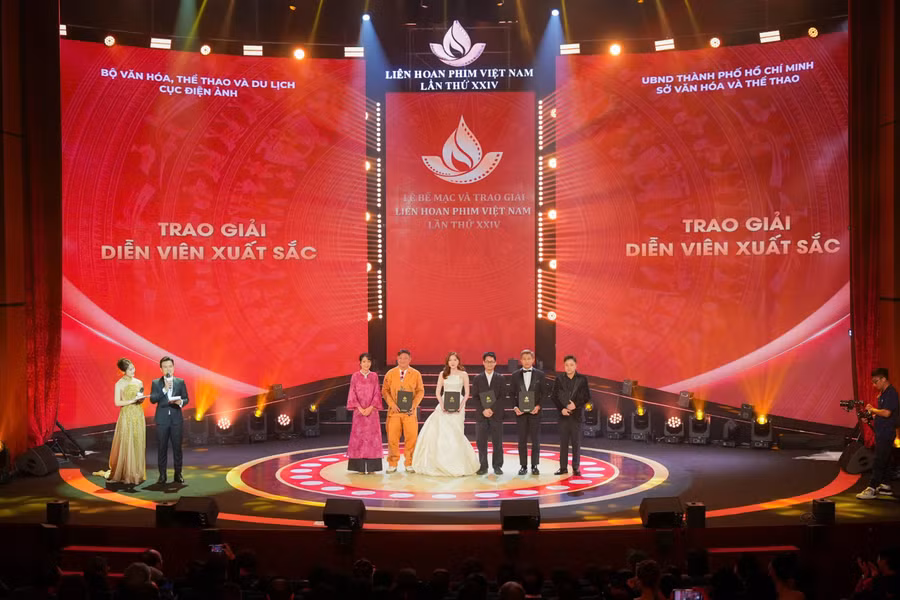 Diễn viên Đinh Y Nhung và đạo diễn Victor Vũ trao giải cho dàn nghệ sĩ thắng hạng mục diễn xuất của thể loại phim truyện điện ảnh. Giải Nữ diễn viên phụ xuất sắc thuộc về diễn viên Hồng Đào (phim Mai), Nam diễn viên phụ xuất sắc thuộc về Bảo Định (phim Tử chiến trên không) và Phương Nam (phim Mưa đỏ). Phương Anh Đào thắng Nữ diễn viên chính xuất sắc với phim Mai, còn Tuấn Trần giành giải Nam diễn viên chính xuất sắc nhờ phim Mang mẹ đi bỏ. Tuy nhiên, một số diễn viên được vinh danh không có mặt để nhận giải thưởng