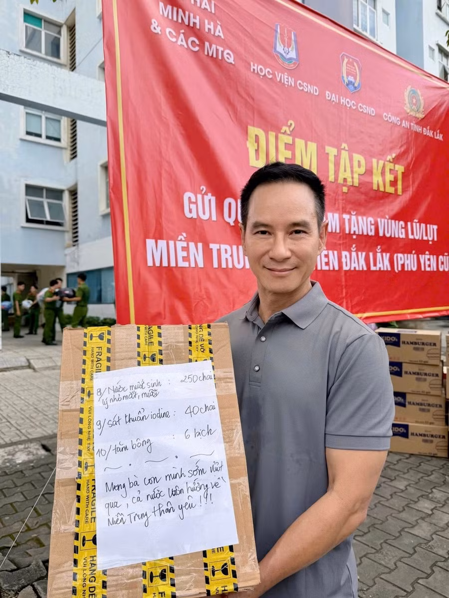 Vợ chồng Lý Hải - Minh Hà trực tiếp bốc xếp hàng lên xe đi cứu trợ vùng lũ.