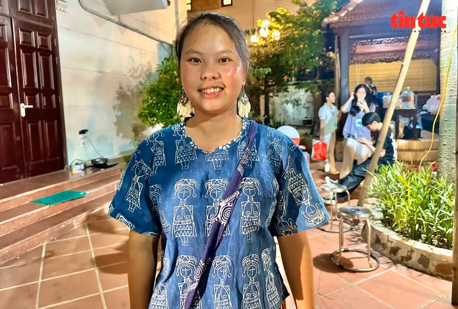 Chị Hàng Y Cô (30 tuổi, dân tộc Mông) nỗ lực gìn giữ nghề chàm truyền thống của thế hệ đi trước.