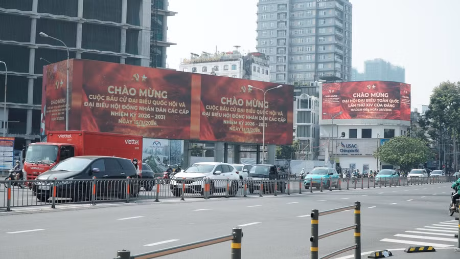 Các pano, khẩu hiệu chào mừng Đại hội Đảng được treo khá nhiều trên đường Trần Hưng Đạo.