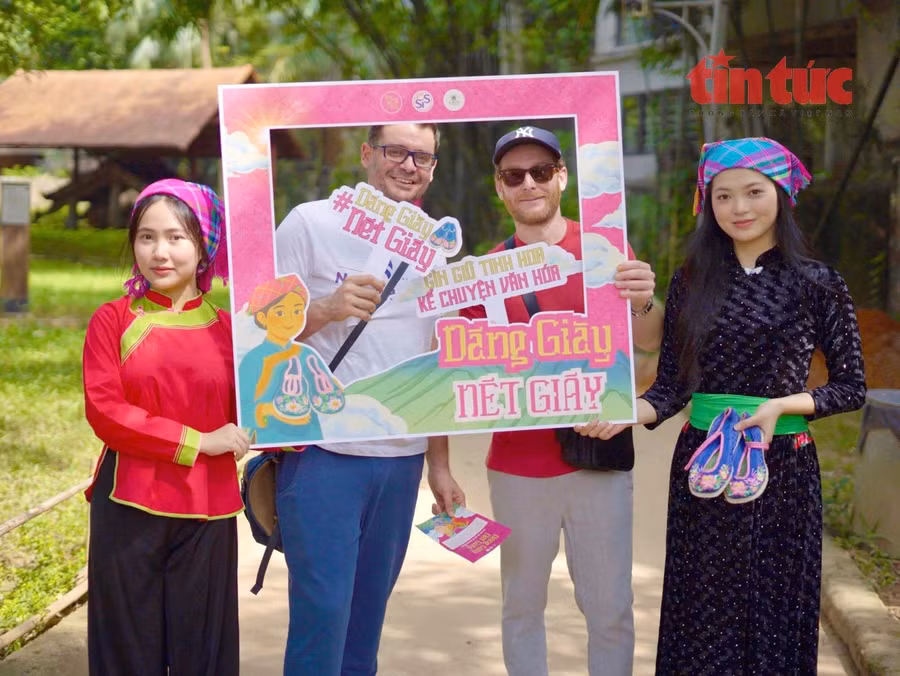 Du khách nước ngoài thích thú check-in cùng dự án "Dáng giày nét Giáy".