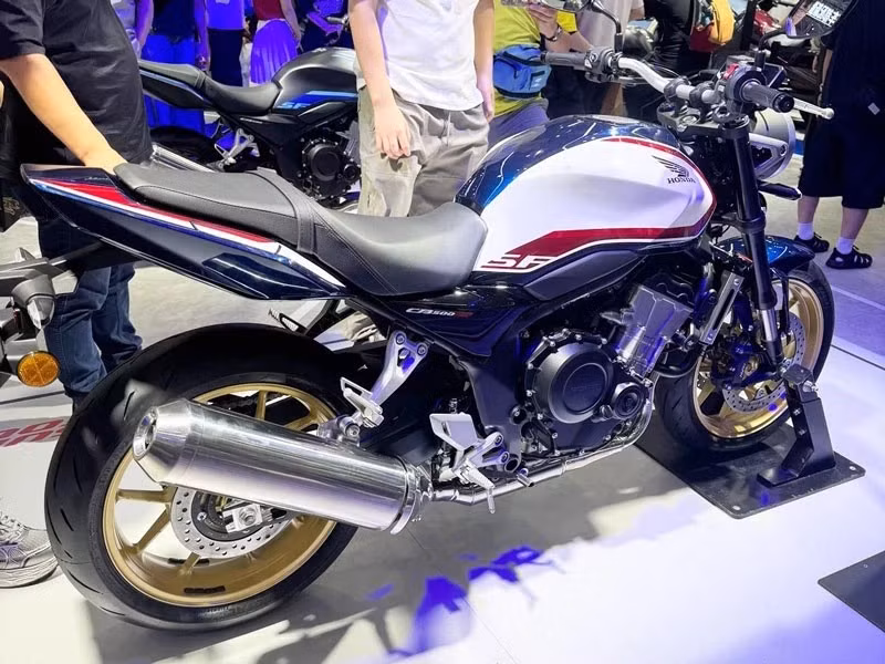 honda-cb500-super-four-2027-2.jpg