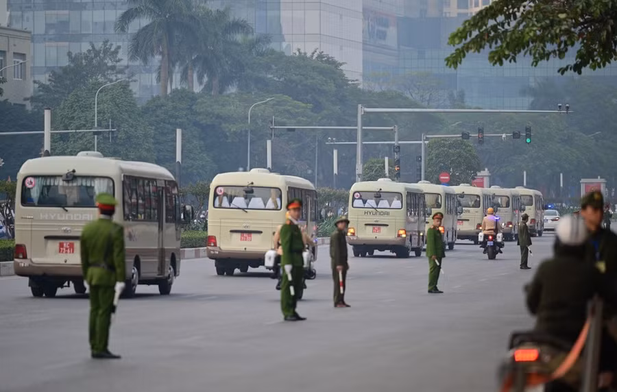 Thời điểm đoàn xe đi qua, lực lượng cảnh sát tạm thời dừng các phương tiện theo lề đường bên phải và tại các ngõ nhỏ