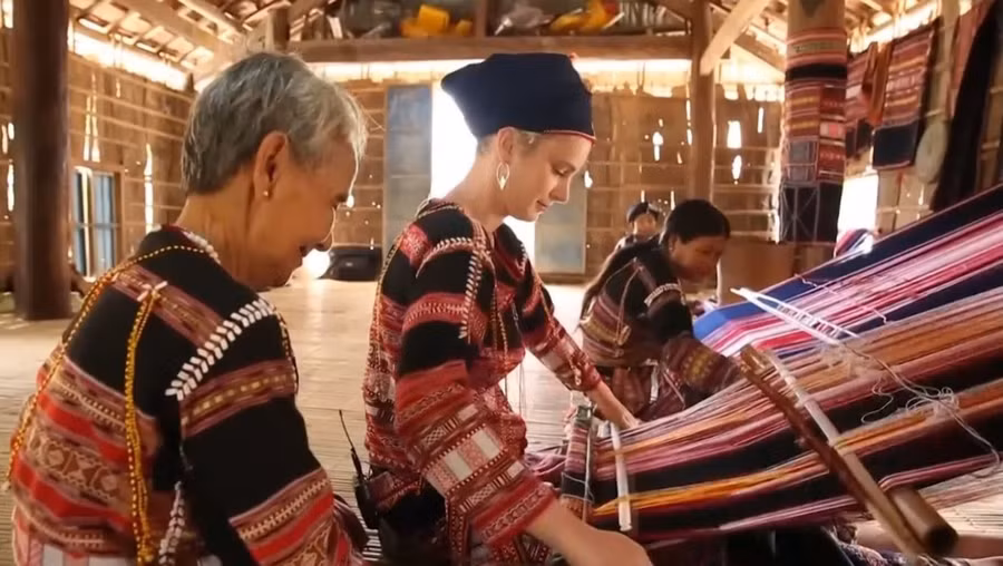 Bà La O Thị Ngọc hướng dẫn du khách dệt vải. Ảnh: Huyền Oanh