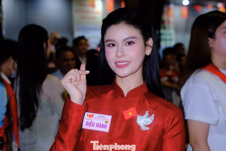 Diễn viên Trương Quỳnh Anh rạng rỡ trong áo dài đỏ. "Một đêm không ngủ cùng ngày vui của đất nước. Chúng em tôi đã sẵn sàng cho A80", cô chia sẻ.