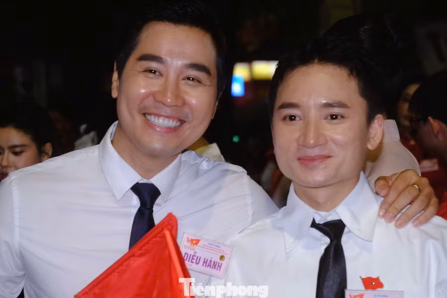 MC Nguyên Khang (trái) và ca sĩ Phan Mạnh Quỳnh. MC Nguyên Khang nói anh vinh dự, tự hào khi được góp mặt trong dàn nghệ sĩ diễu hành. Đây cũng là cơ hội quý giá để dàn nghệ sĩ 2 miền Nam - Bắc hội ngộ.
