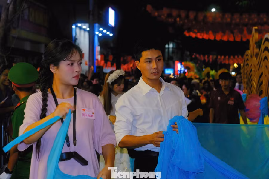 Diễn viên Thu Quỳnh, Thanh Sơn luyện tập diễu hành bên xe nghi trượng. Diễn viên Thanh Sơn vừa đón sinh nhật tuổi 34 hôm 1/9. Trên mạng xã hội, anh mừng tuổi mới bằng loạt ảnh trong các buổi tập cho Lễ kỷ niệm 2/9.