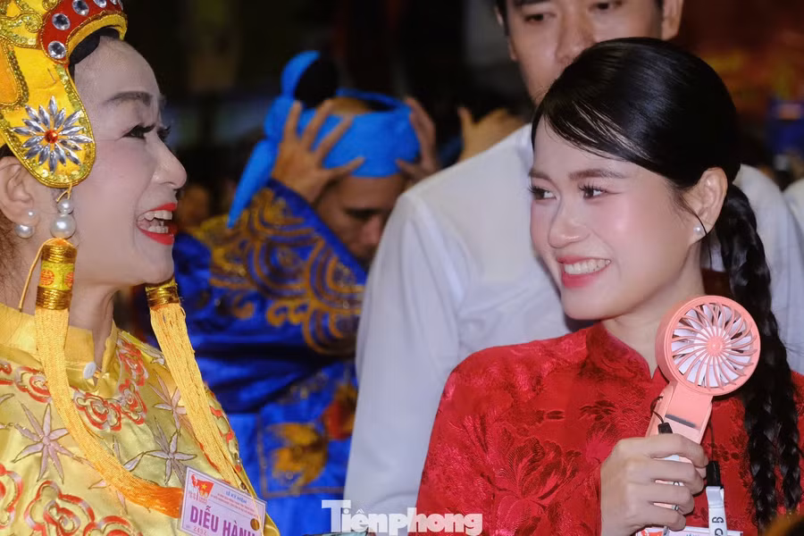 Diễn viên Lâm Vỹ Dạ trò chuyện với đồng nghiệp trước giờ diễu hành.