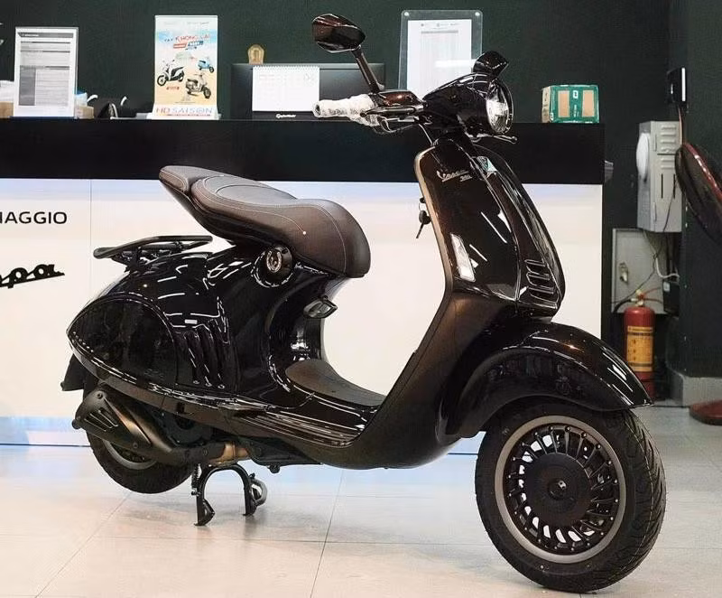 vespa-946-horse-1.jpg