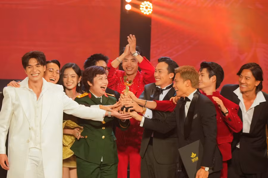 Đoàn phim Mưa đỏ ăn mừng giải Bông sen vàng