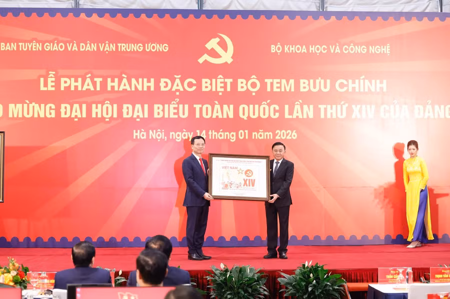 Thường trực Ban Bí thư Trần Cẩm Tú và Bộ trưởng Khoa học và Công nghệ Nguyễn Mạnh Hùng tại lễ phát hành bộ tem bưu chính chào mừng Đại hội XIV.