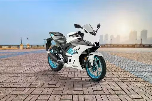 yamaha-yzf-r25-slant-front-view-full-image-428943.jpg