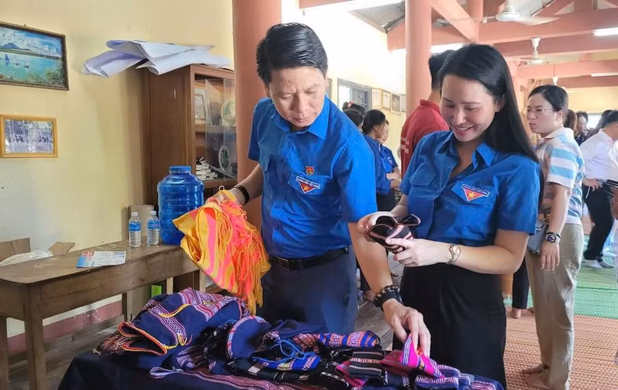 ĐVTN tham quan, mua thổ cẩm Ba Na ở làng nghề. Ảnh: Huyền Oanh