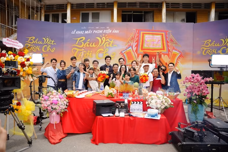 Ê-kíp đoàn phim tại buổi cúng khai máy dự án. Ảnh: ĐPCC