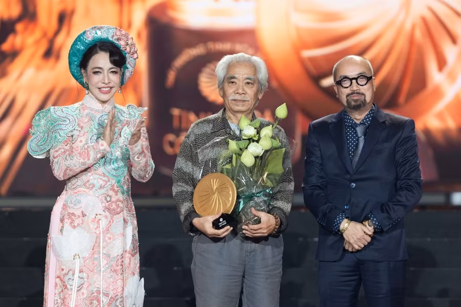Họa sĩ Ca Lê Thắng nhận giải Tinh hoa mỹ thuật