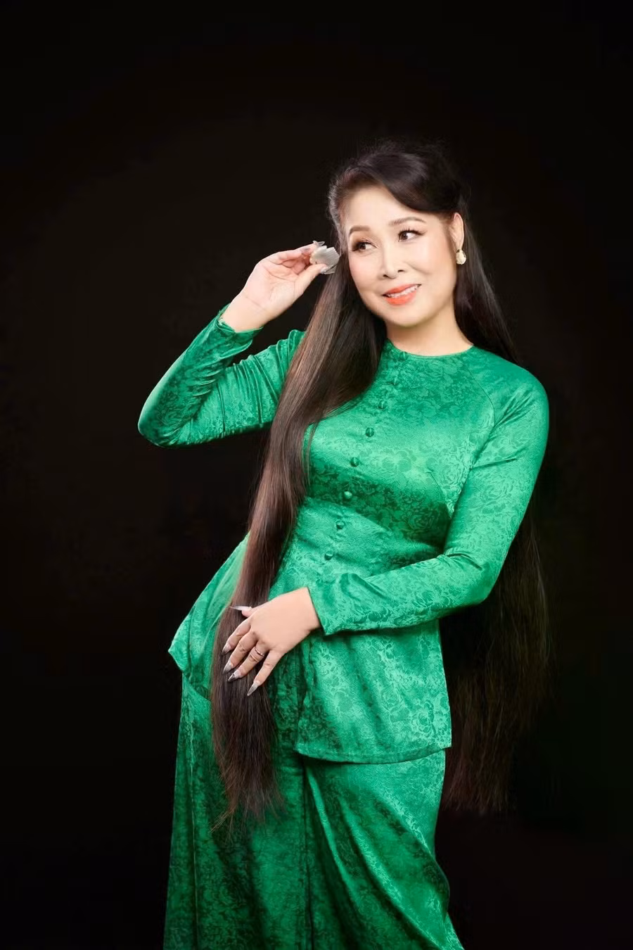 Sắc vóc gây chú ý của NSND Hồng Vân ở tuổi 60 ảnh 1