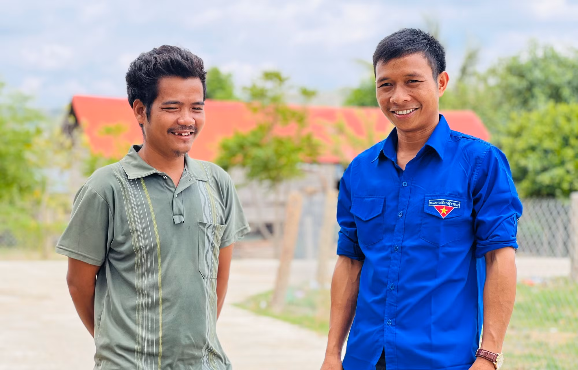 pho-chu-tich-hoi-lhtn-viet-nam-xa-rmah-mich-bia-phai-trao-doi-voi-bi-thu-chi-bo-lang-tro-dinh-byei-anh-pljpg.jpg