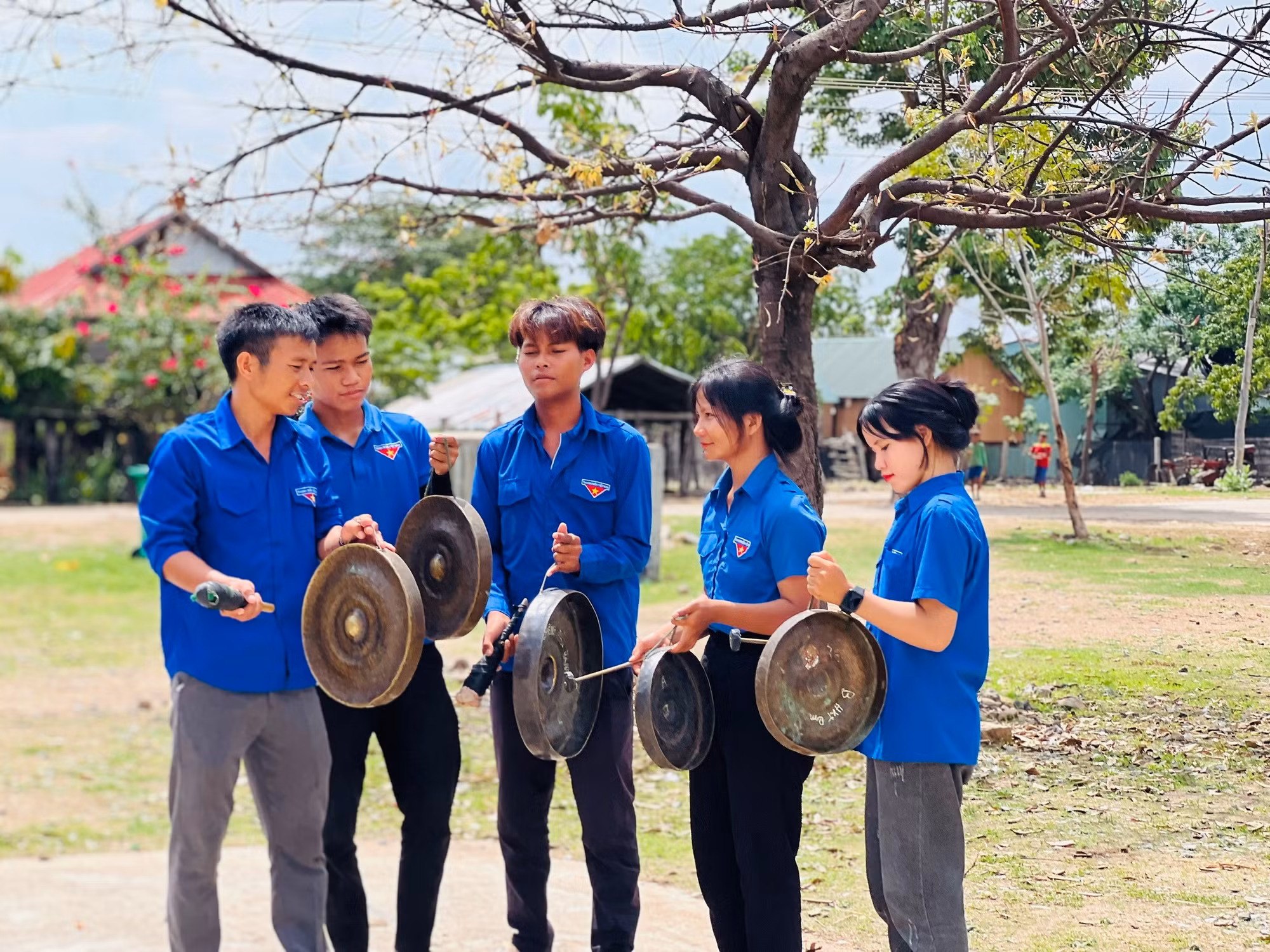 thanh-nien-lang-tro-xa-chu-a-thai-huyen-phu-thien-cham-chi-tap-luyen-cong-chieng-anh-pl.jpg