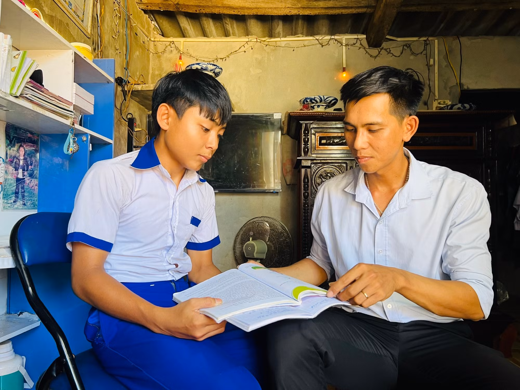 anh-phan-van-nhat-bia-phai-giup-do-thieu-nhi-co-hoan-canh-kho-khan-vuon-len-trong-hoc-tap.jpg