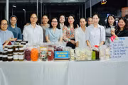 Gian hàng của Tiểu chủng viện Làng Sông tại “Phiên chợ số - Chuyển đổi xanh” xã Tuy Phước. Ảnh. Đinh Yến
