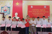 Trao quà sớm nâng bước học sinh nghèo đến trường