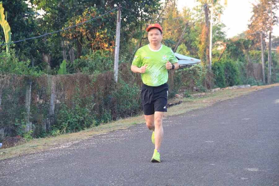 ong-nguyen-huu-que-pho-chu-tich-ubnd-tinh-tham-gia-chay-dong-hanh-anh-hoang-hoai.jpg