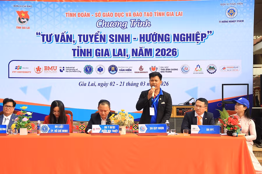dai-dien-cac-truong-dai-hoc-cao-dang-giai-dap-cac-thac-mac-cua-cac-em-hoc-sinh.jpg