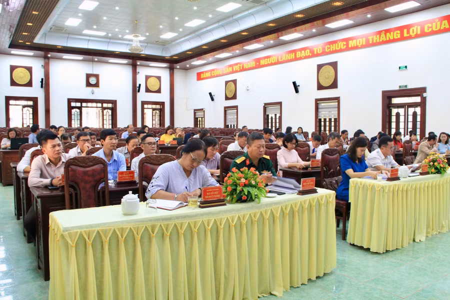 cac-dai-bieu-tham-gia-ky-hop-anh-hoang-hoai.jpg