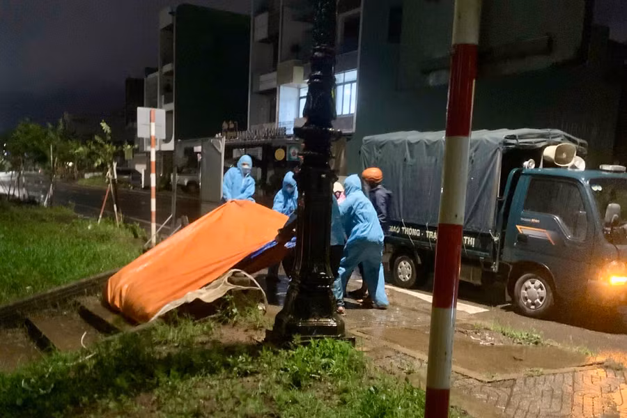 UBND phường Hội Phú bố trí lực lượng vớt 7 xác heo thả trôi dưới lòng suối. Ảnh: H.M