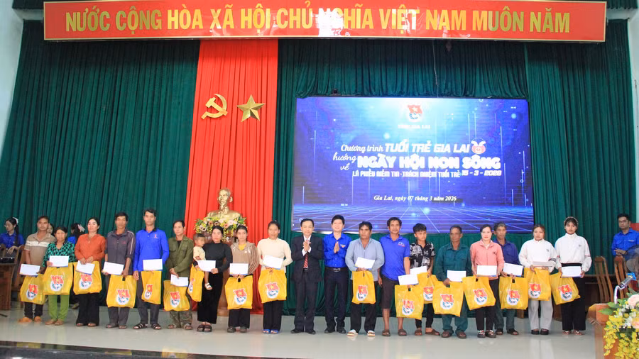 ban-to-chuc-trao-tang-qua-cho-cac-ho-dan-co-hoan-canh-kho-khan.jpg