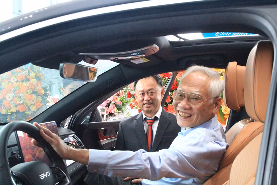 ong-tran-thanh-binh-chu-tich-byd-thuan-minh-gia-lai-gioi-thieu-cac-dong-xe-va-tu-van-cho-khach-hang-tai-showroom.jpg