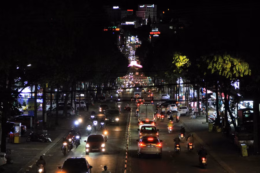 nhung-dong-nguoi-do-ve-pho-nui-pleiku.jpg