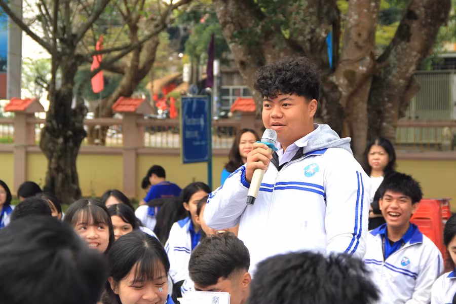 hoc-sinh-dat-cau-hoi-cho-cac-truong-dai-hoc-cao-dang-anh-hoang-hoai.jpg