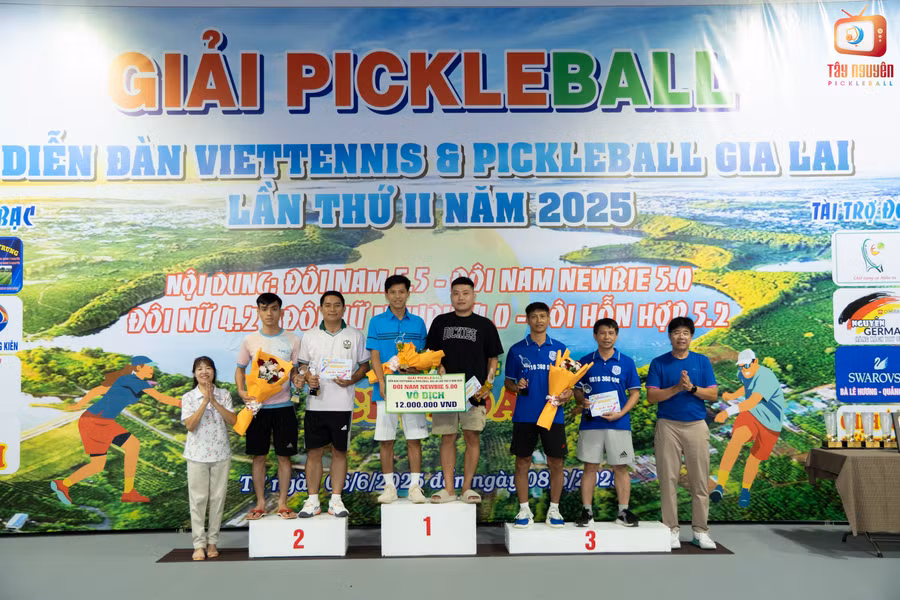 ban-to-chuc-trao-giai-cho-cac-cap-van-dong-vien-xuat-sac-o-noi-dung-doi-nam-50-anh-hlc.jpg