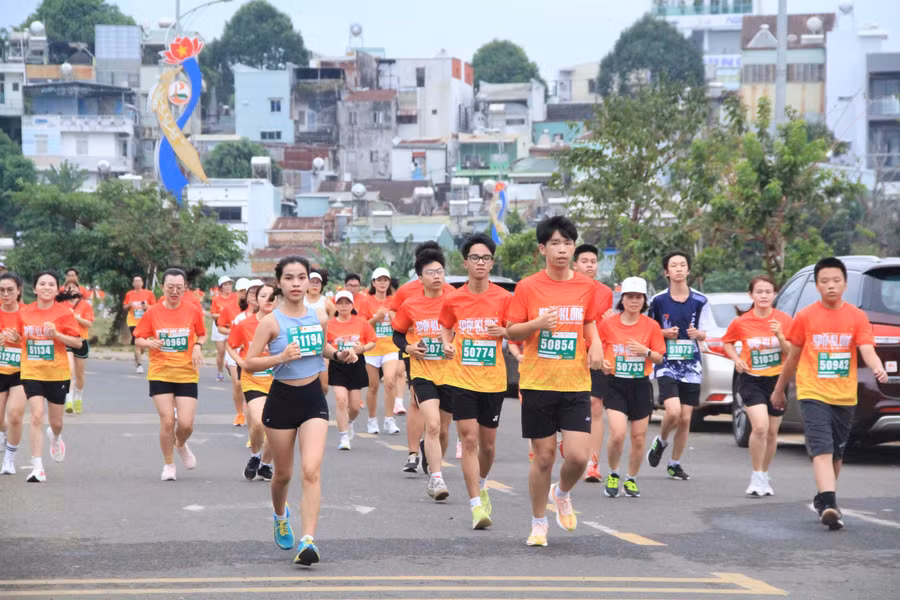sac-cam-ruc-ro-khap-cac-duong-pho.jpg